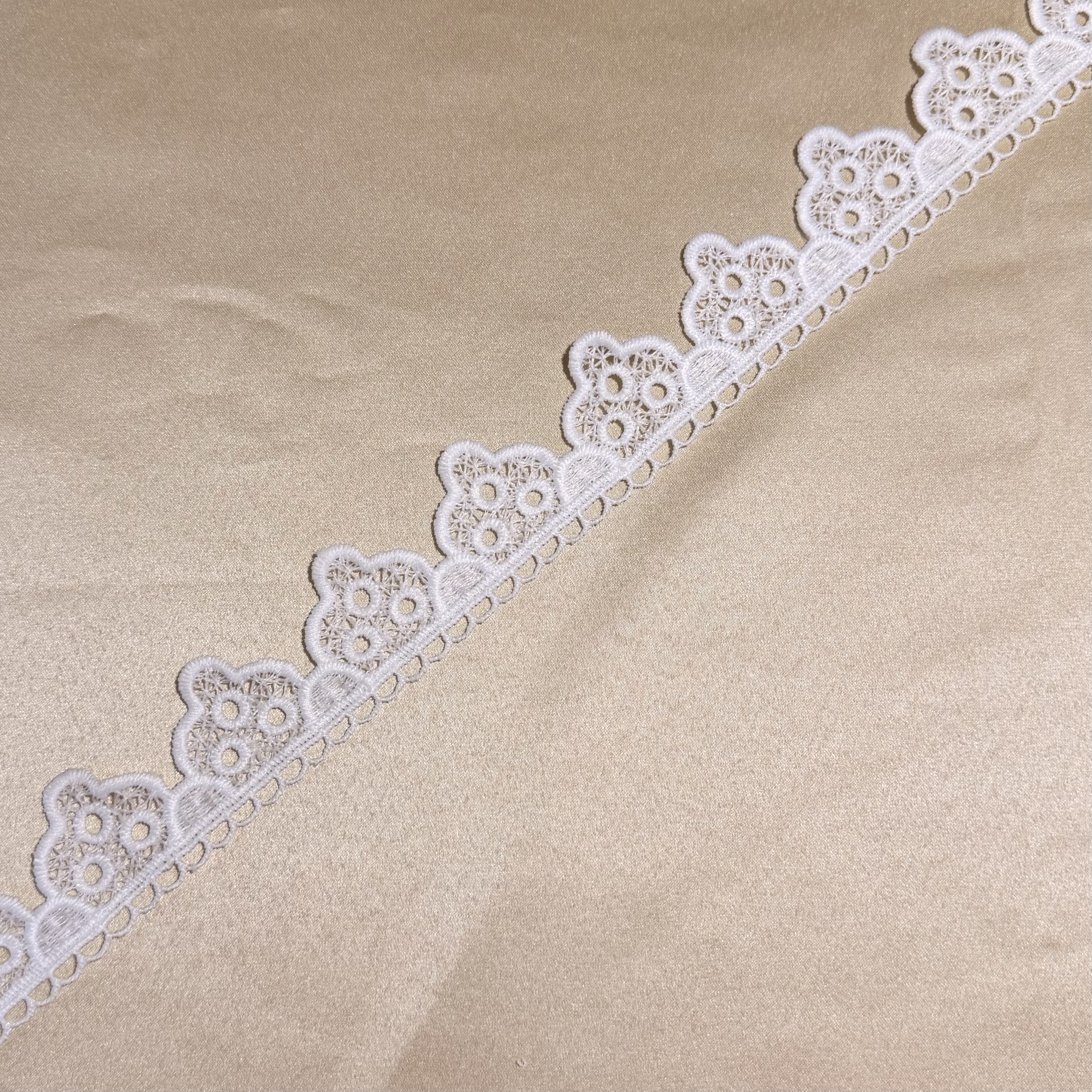 Crown 3-hole Scalloped Lace trim