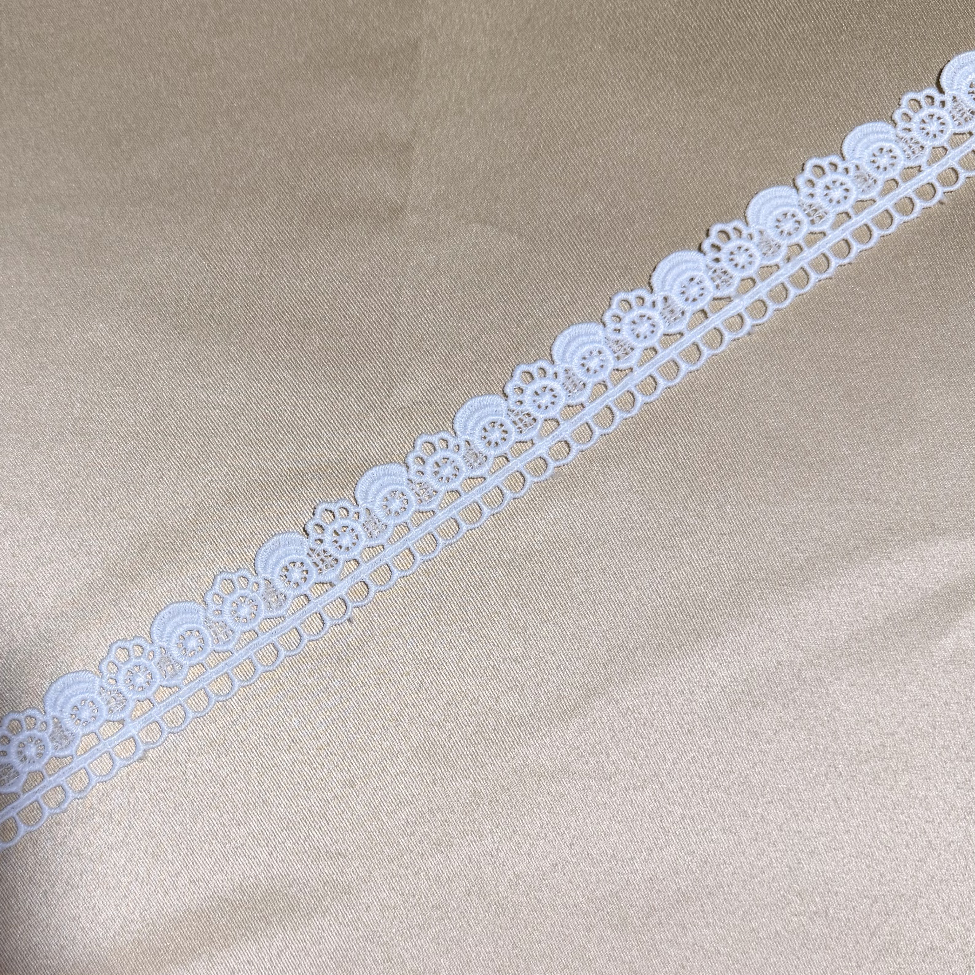Minimal Mandala lace Trim