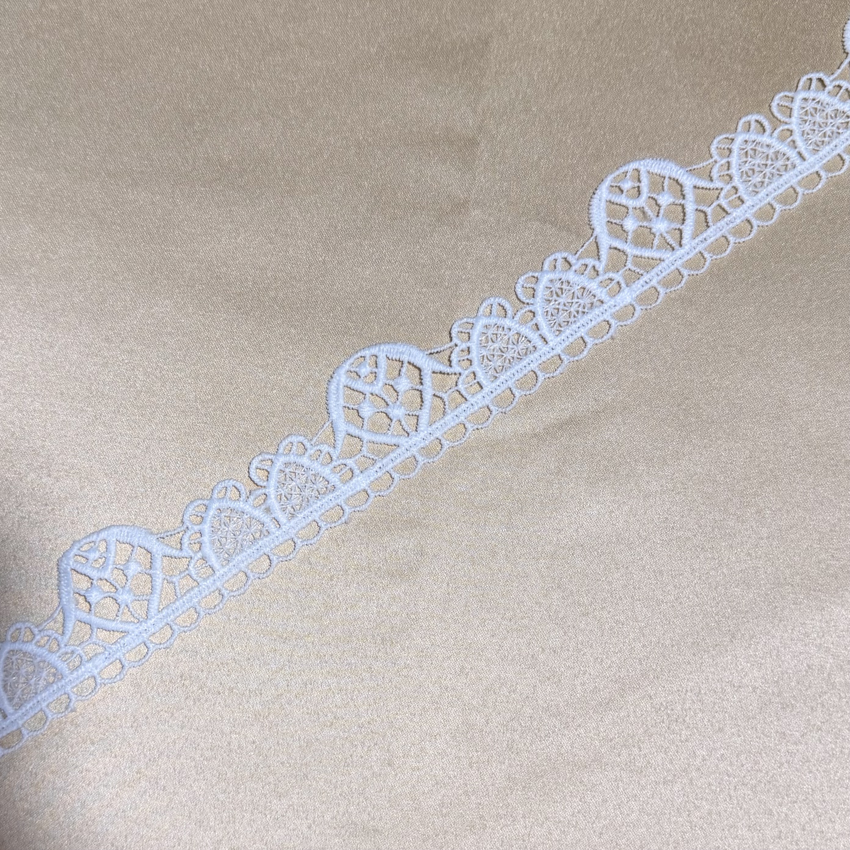 Demi Lune Lace trim
