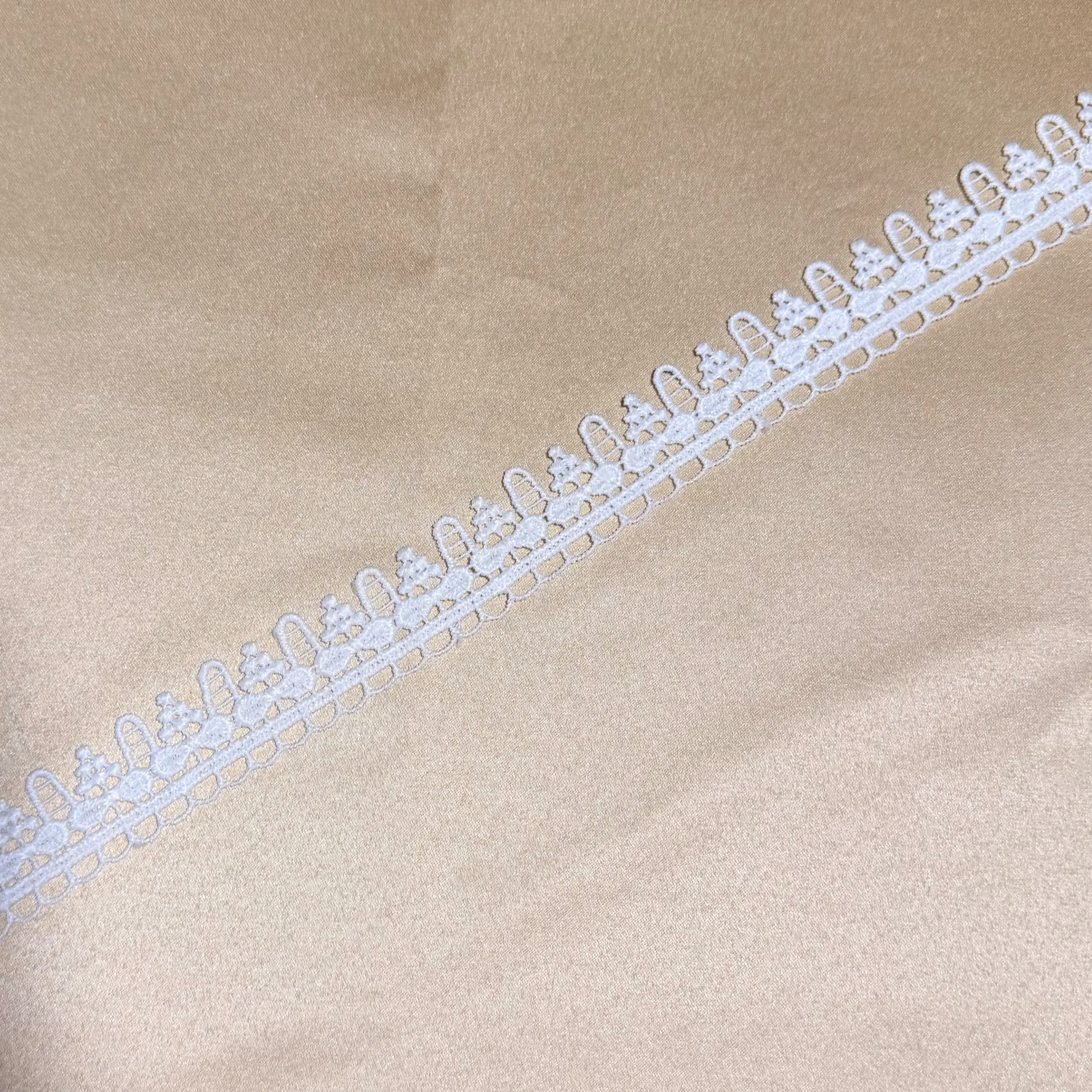 Village Blanc Lace Trim