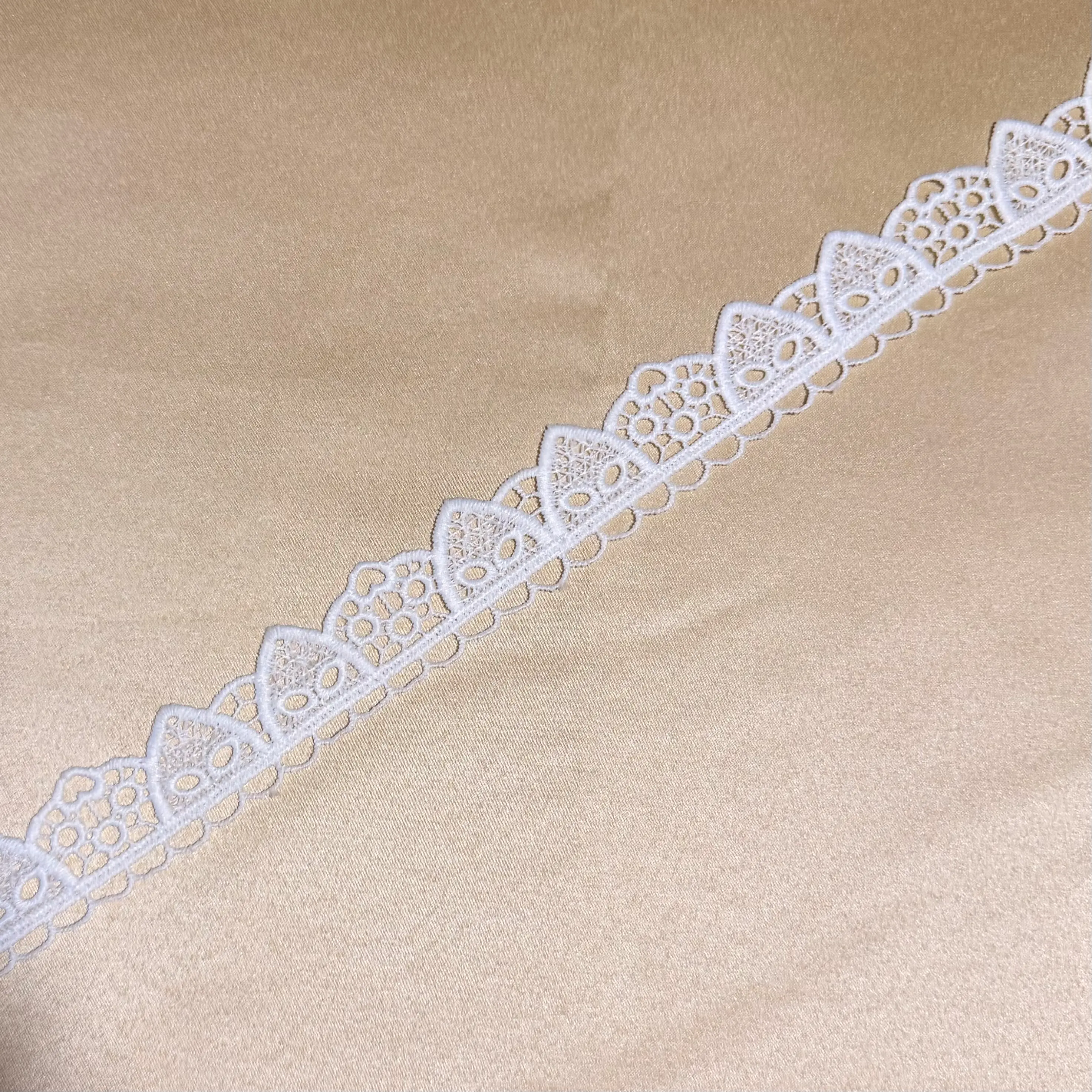 Triangle Vintage Grid With Scallop Border Lace Trim