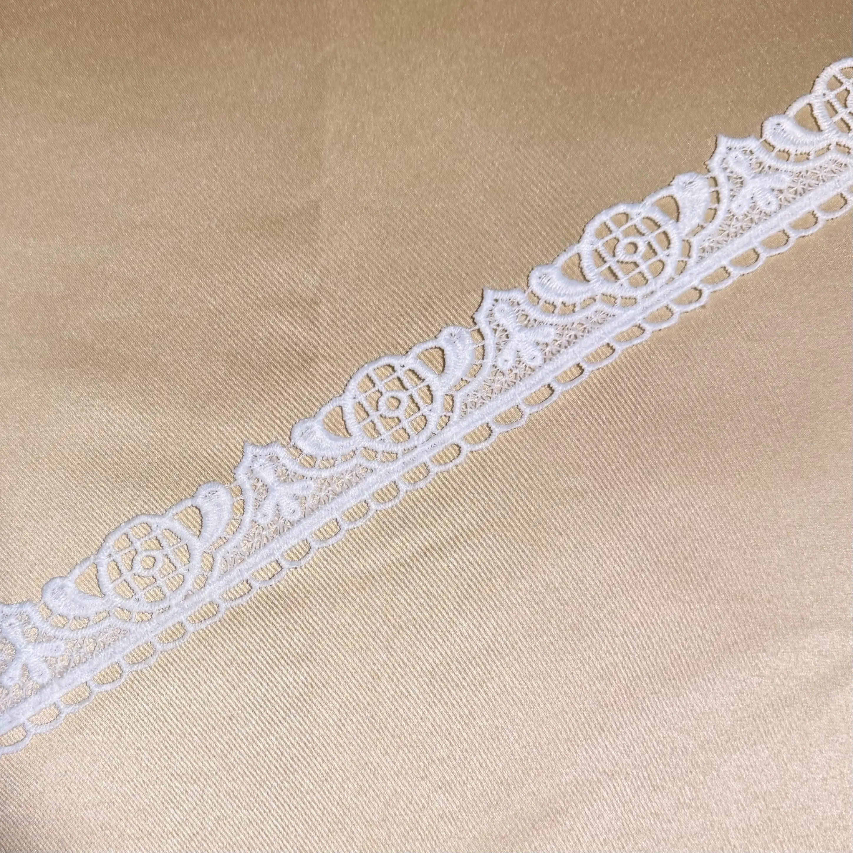 Imperial Crest Winged Lace Trim