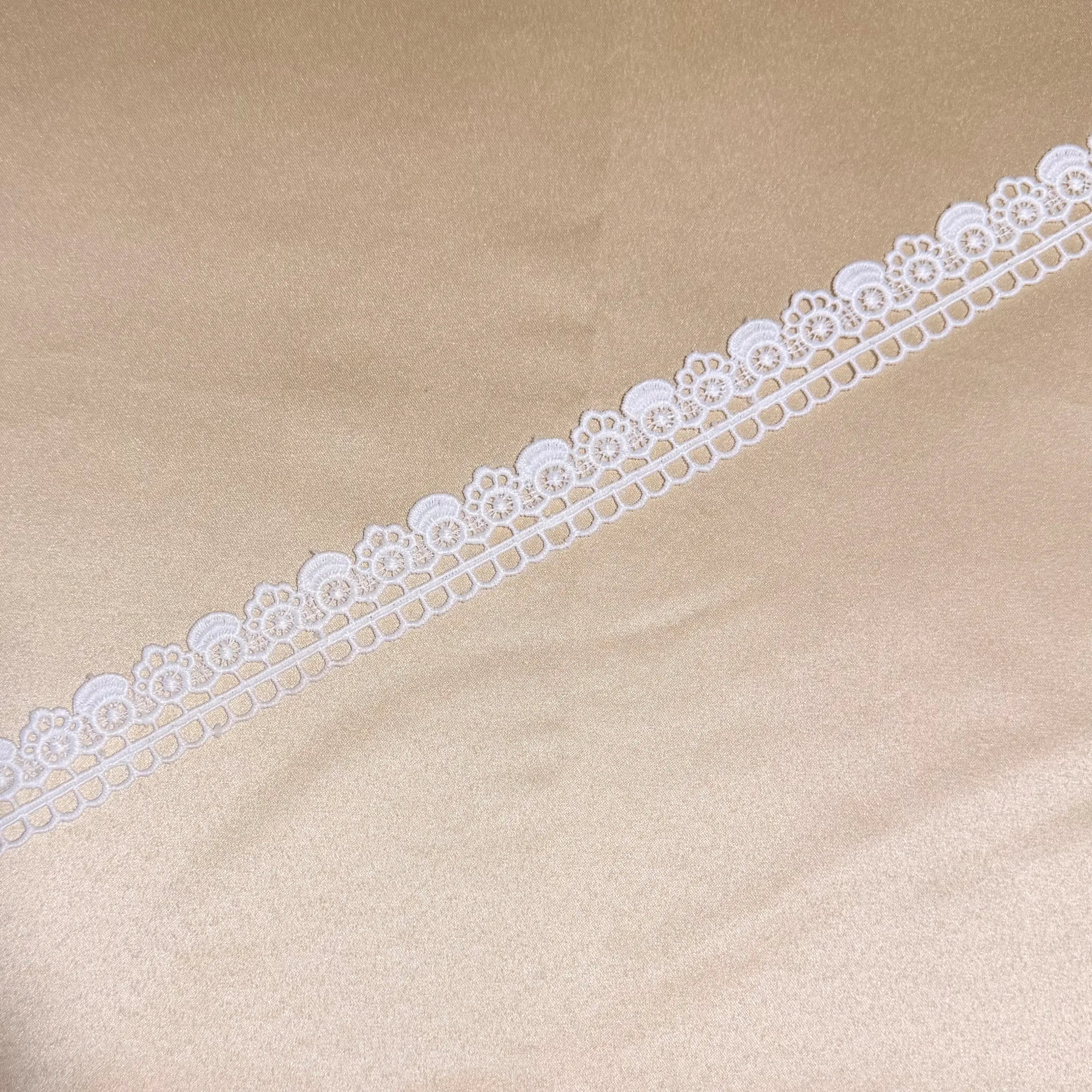 Scalloped Flower Looping Lace Trim