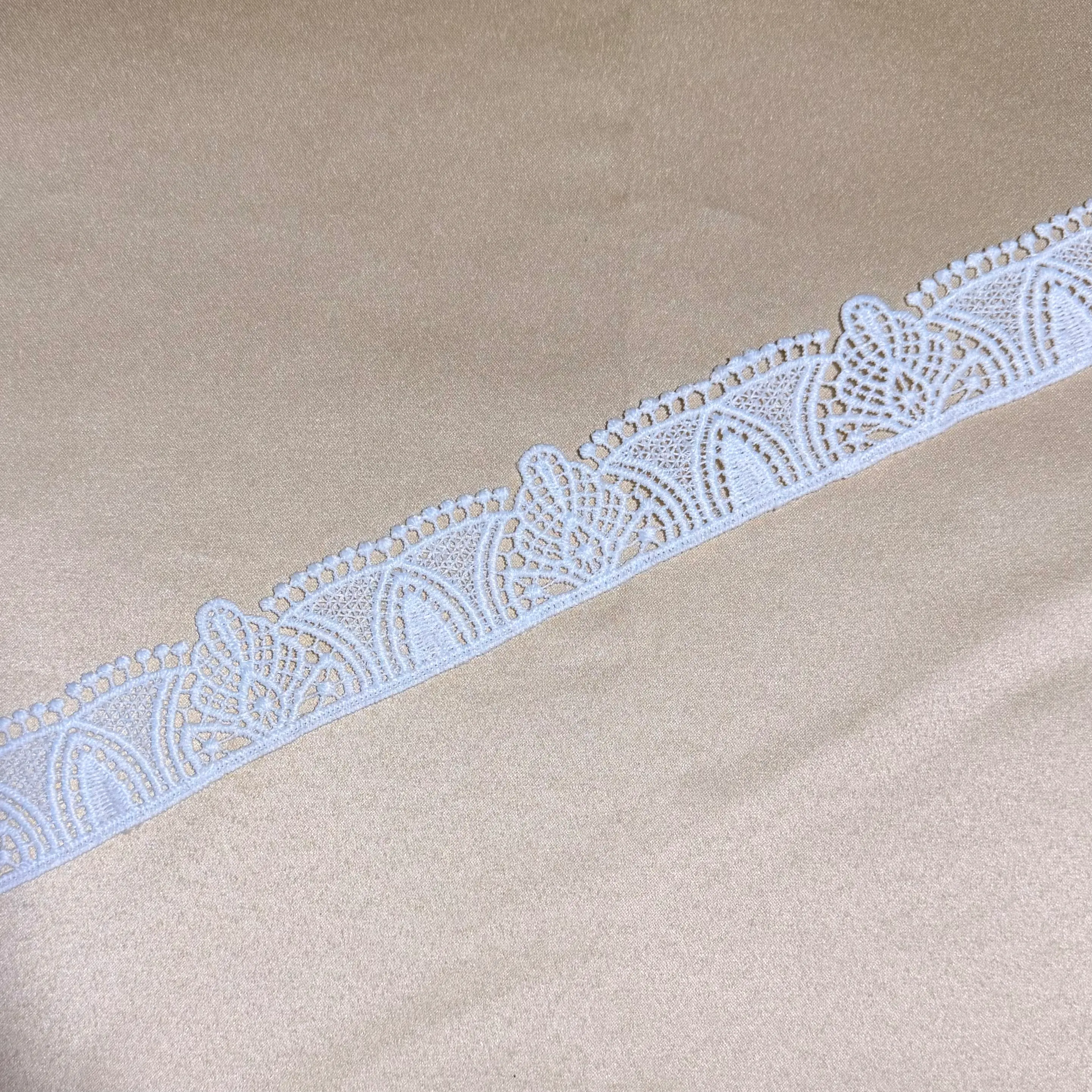 Bobbledot Half oval fan Lace