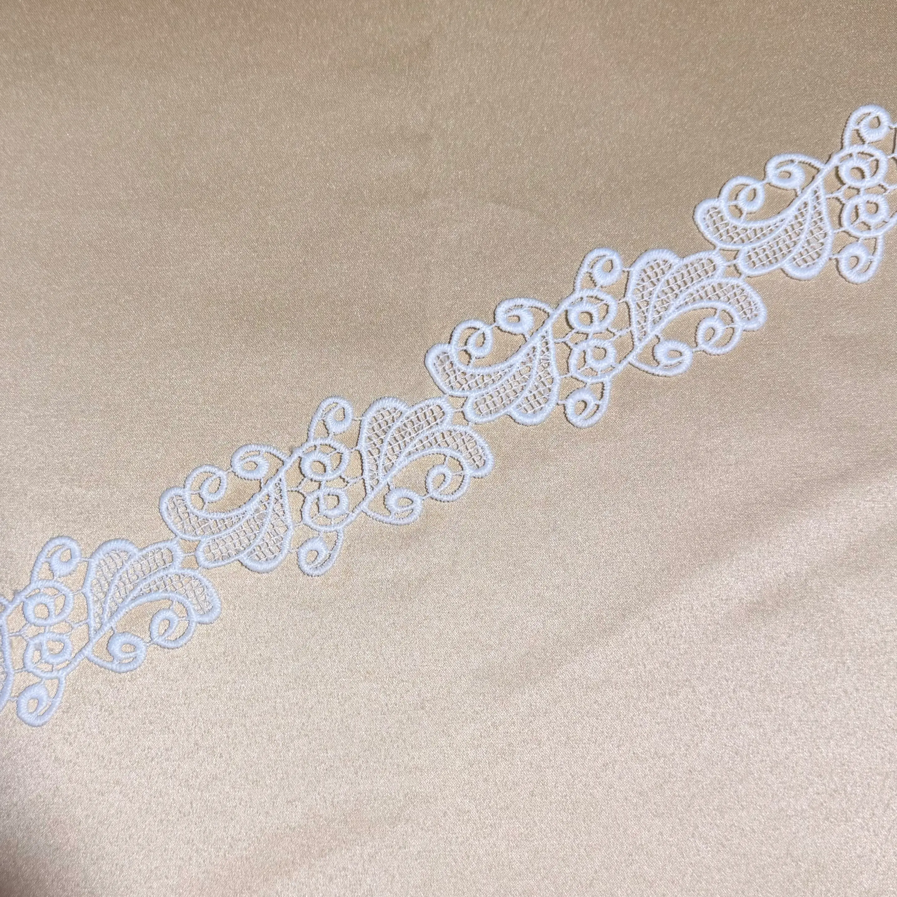 Paisley inspired curved leaf Lace trim