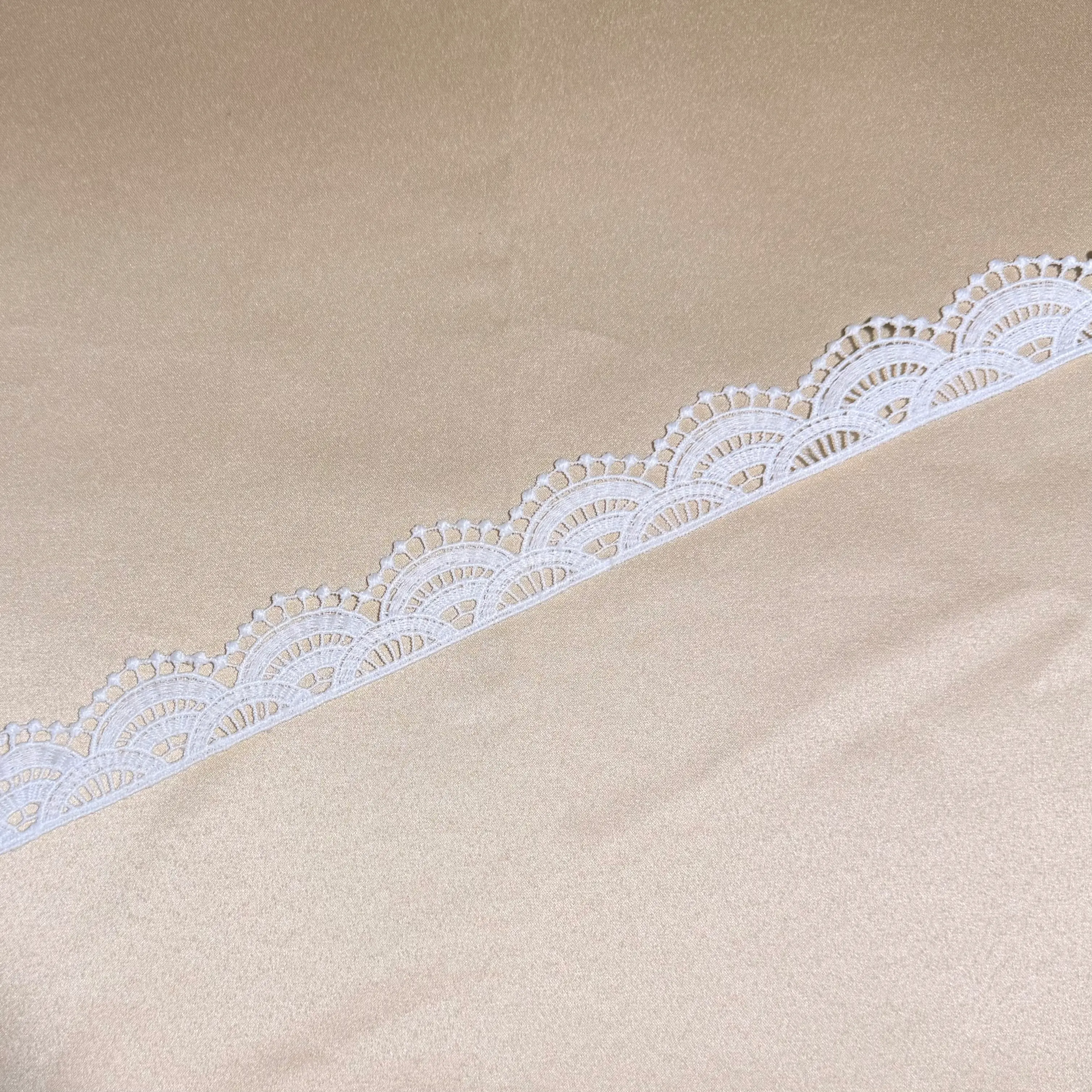 White Milky Class China Tradisional Fan Shape Lace
