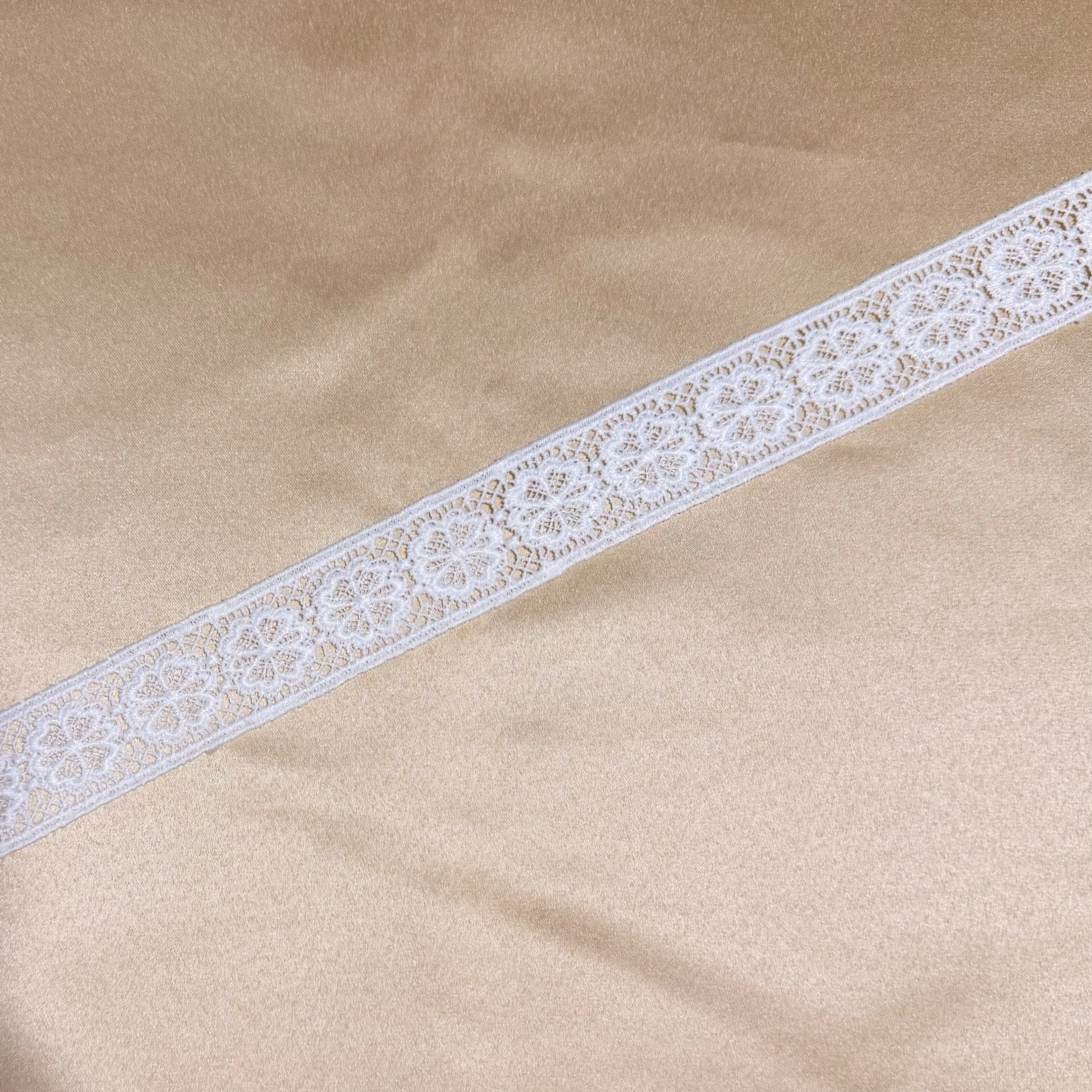 Luckgrass petal milky lace Trim