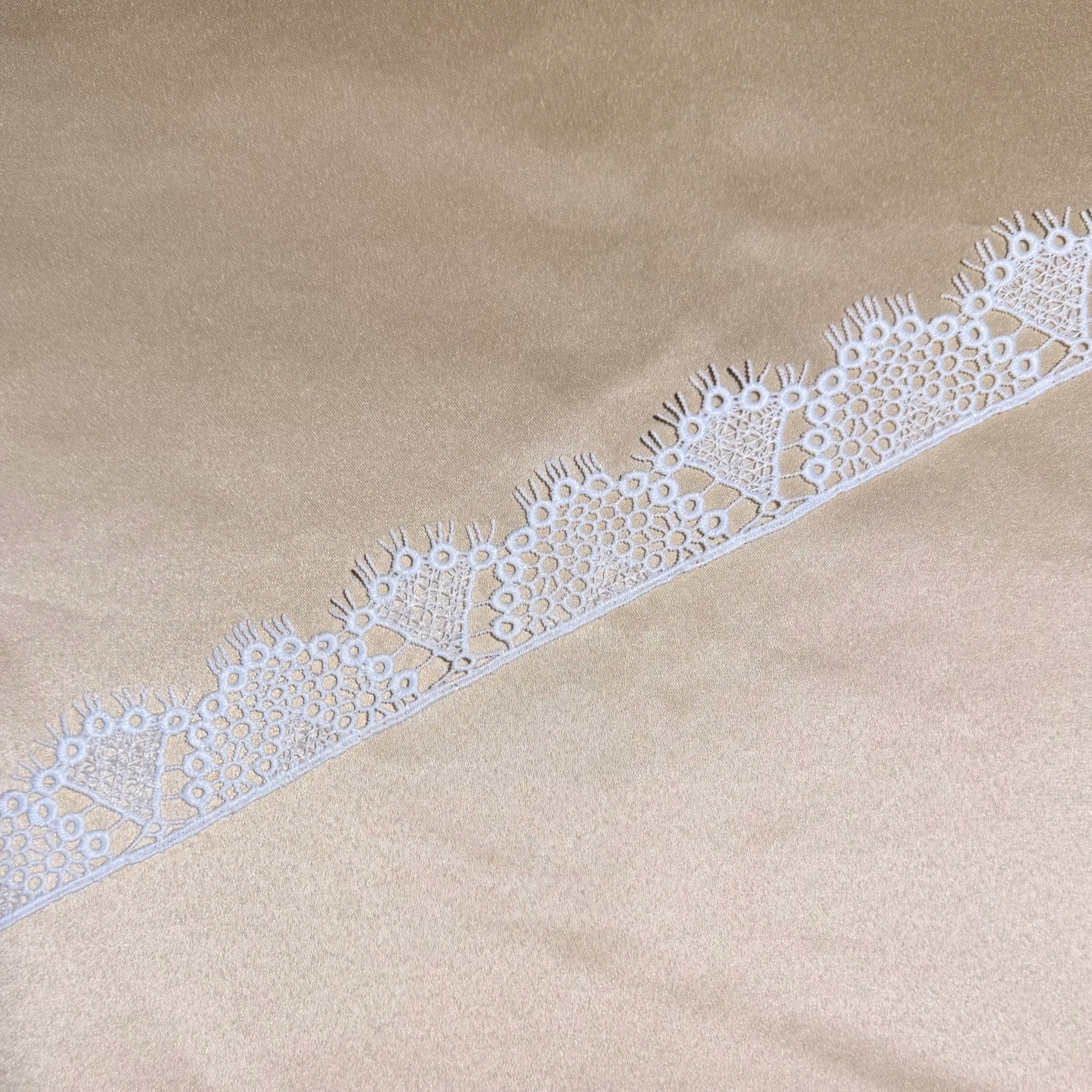 Triangular Fringe Scallop single border lace