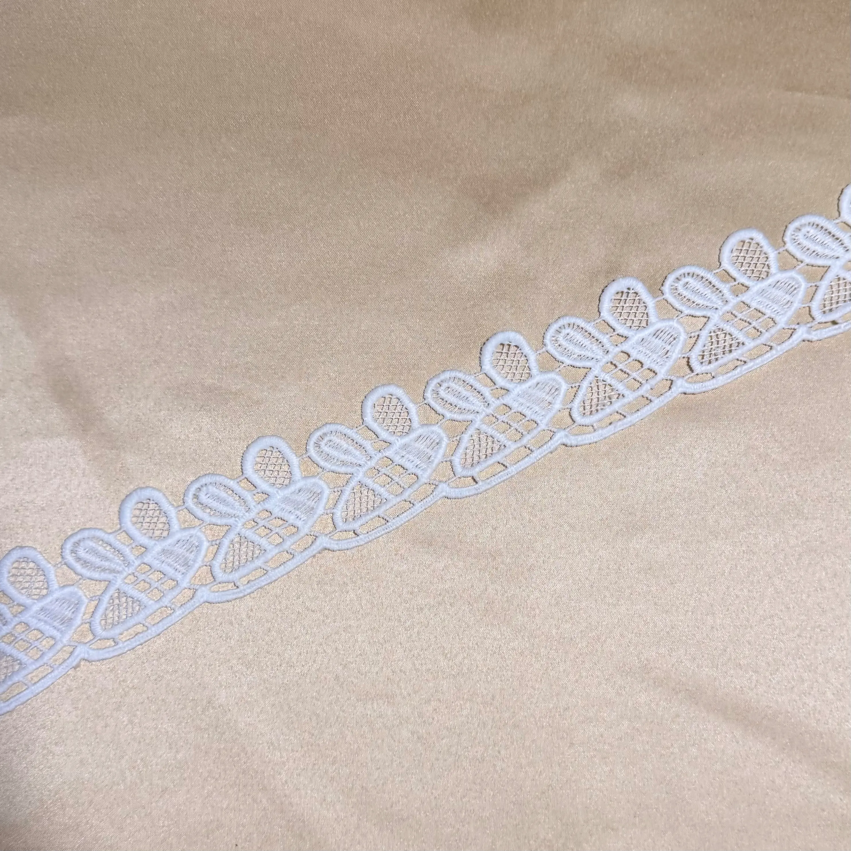 White Milky Likearat Single Border Lace