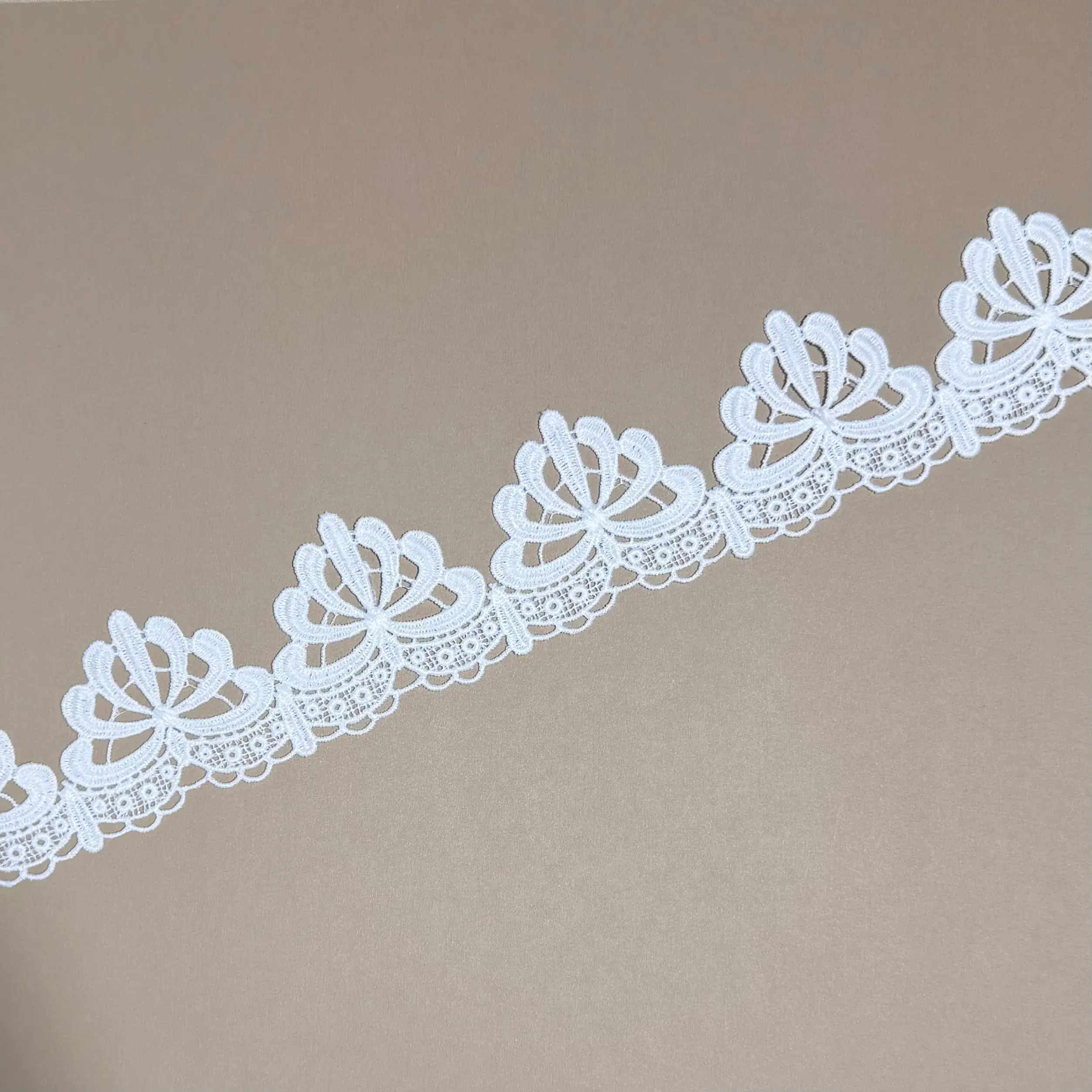 Curved Petal Peony Scallop Border Lace