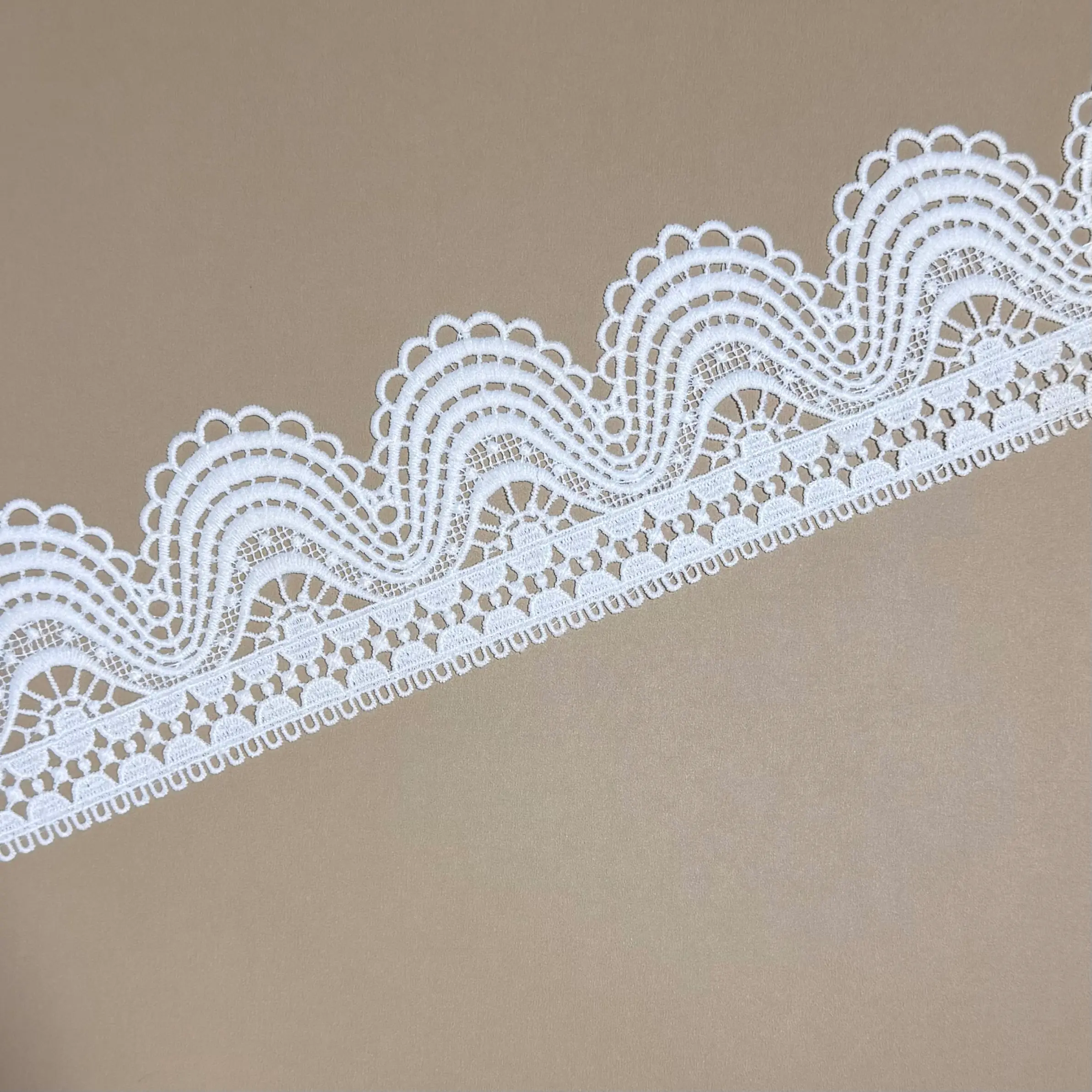 White Single Border Scallop Floral Pattern