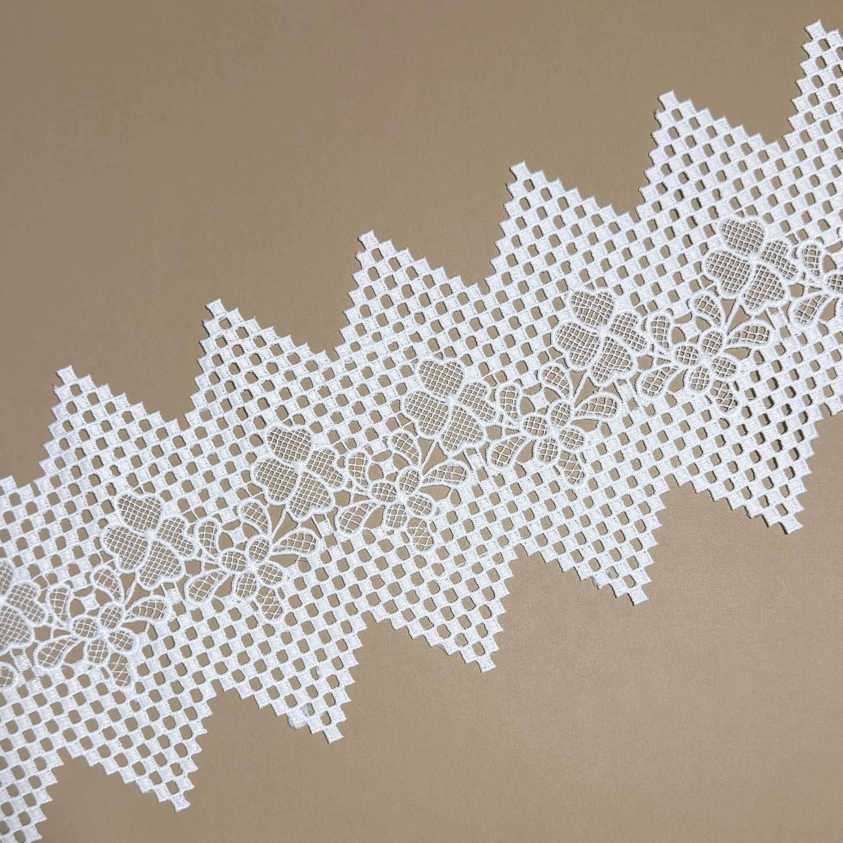 White Milky 15.3cm Floral Honey Comb Lace