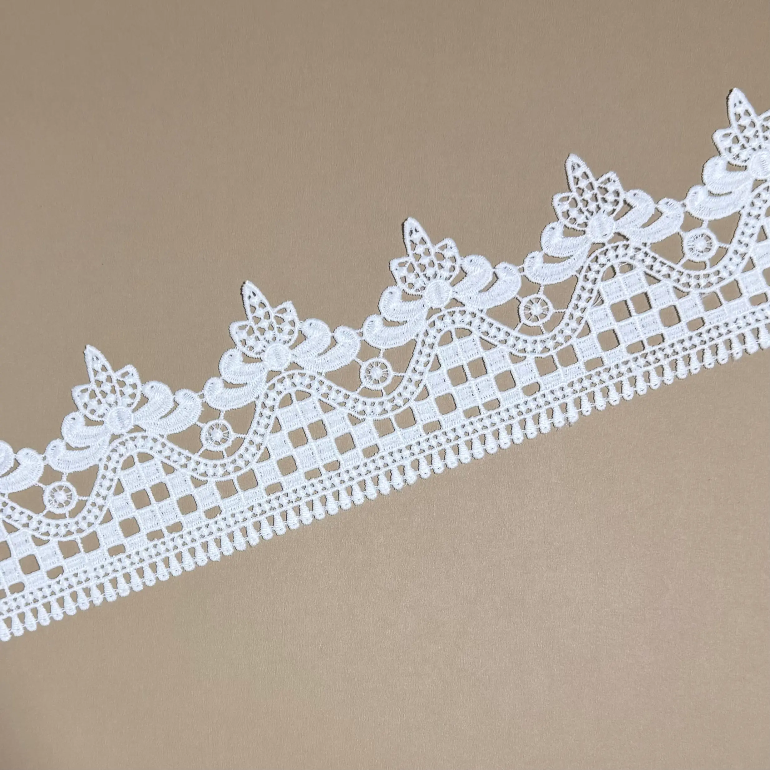 Crown Scroll Bow motif Droplet Border Lacē