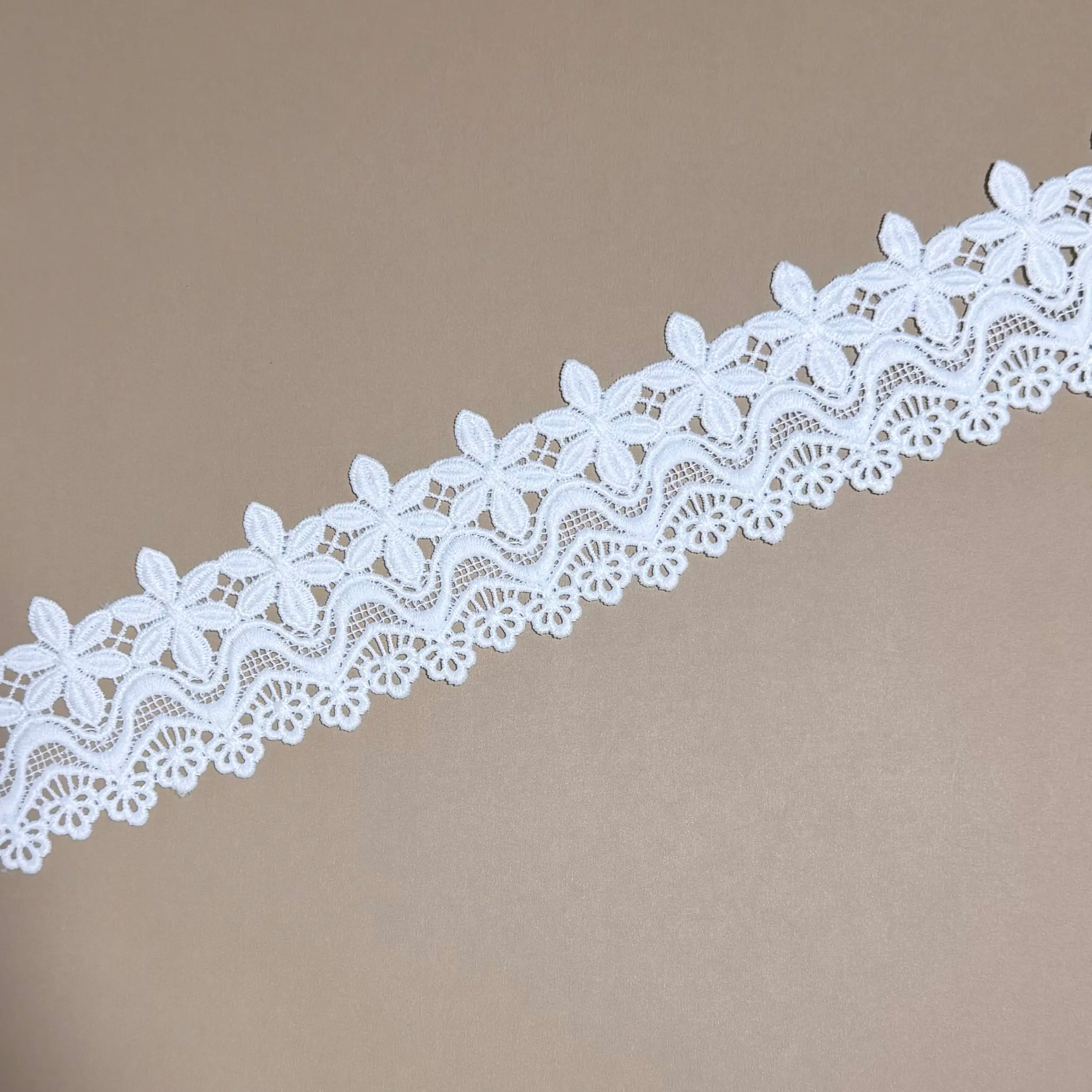 6 petal flower wavy mesh floral border