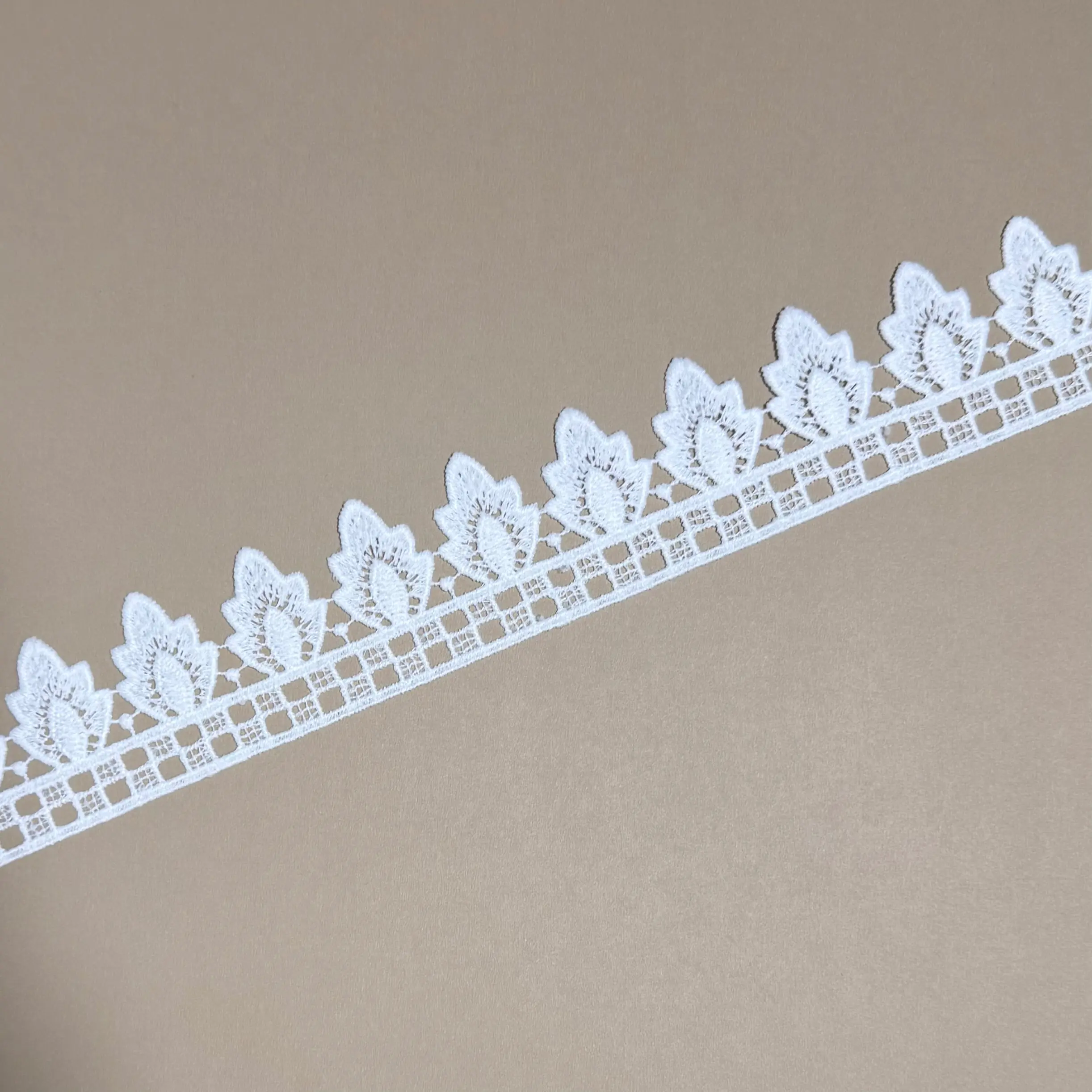 Tiered Tulip Leaf Motif Double Layer Hollow Border