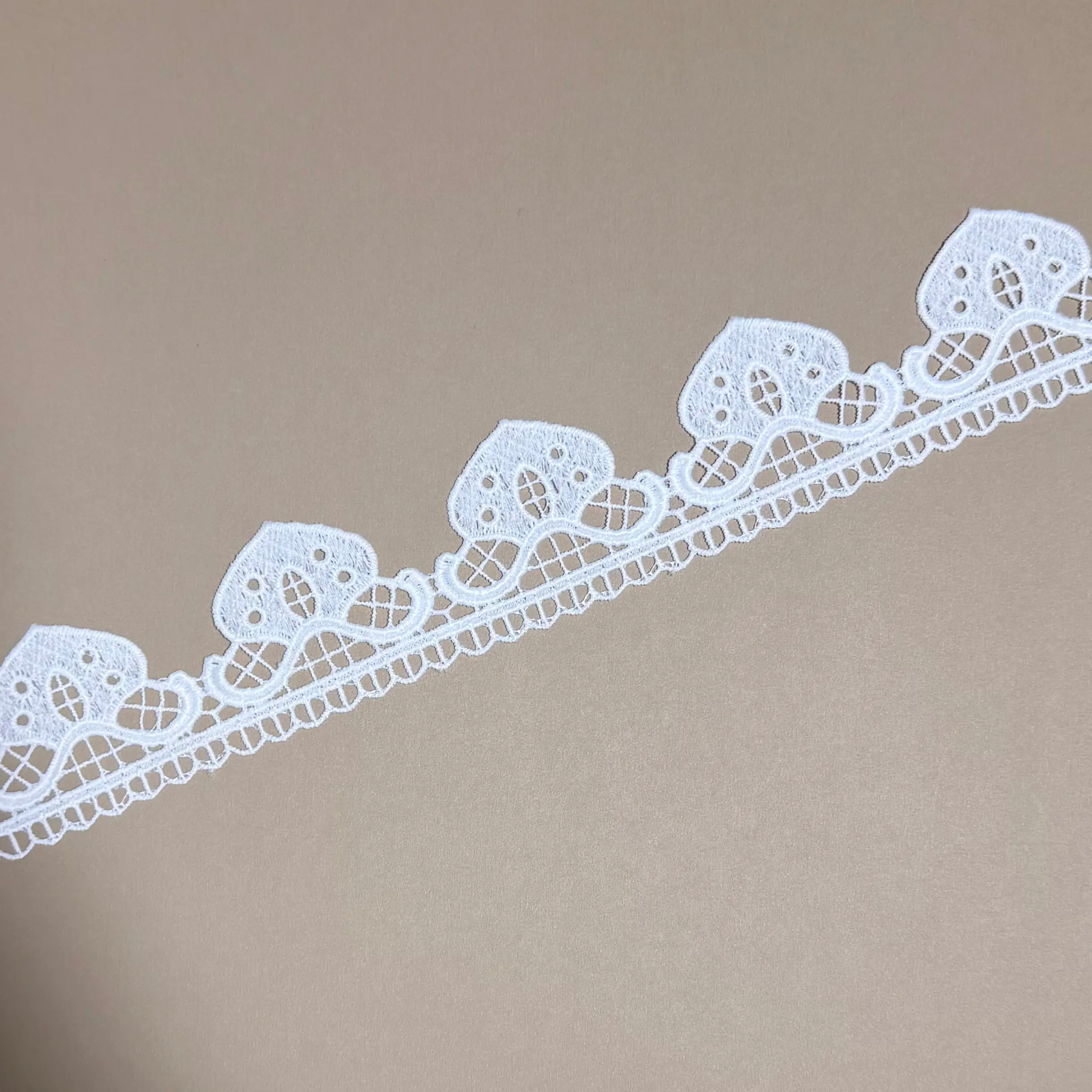 Venice Lace Peaked heart Grid Scallop border lace