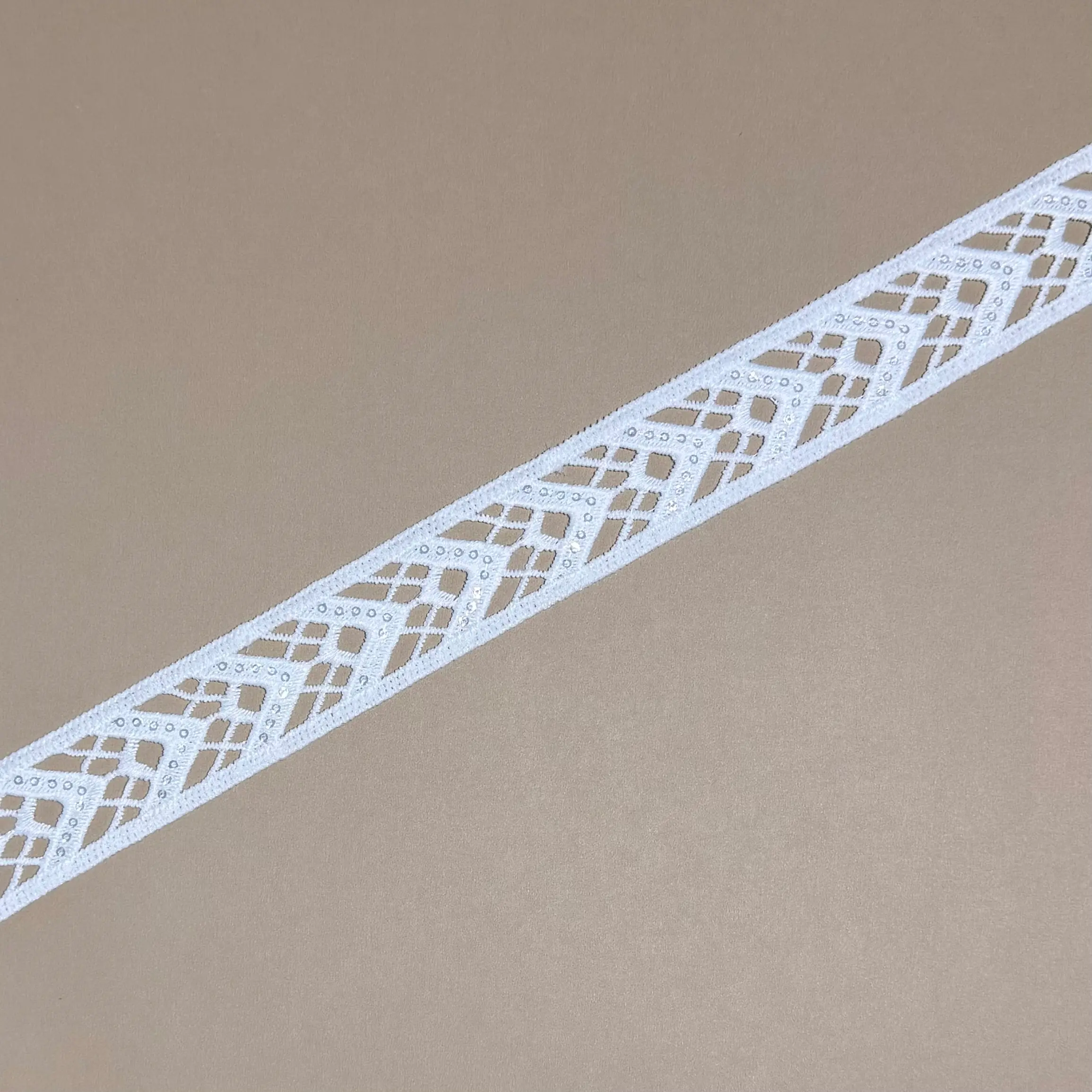 Mixed interlaced rhombus lace