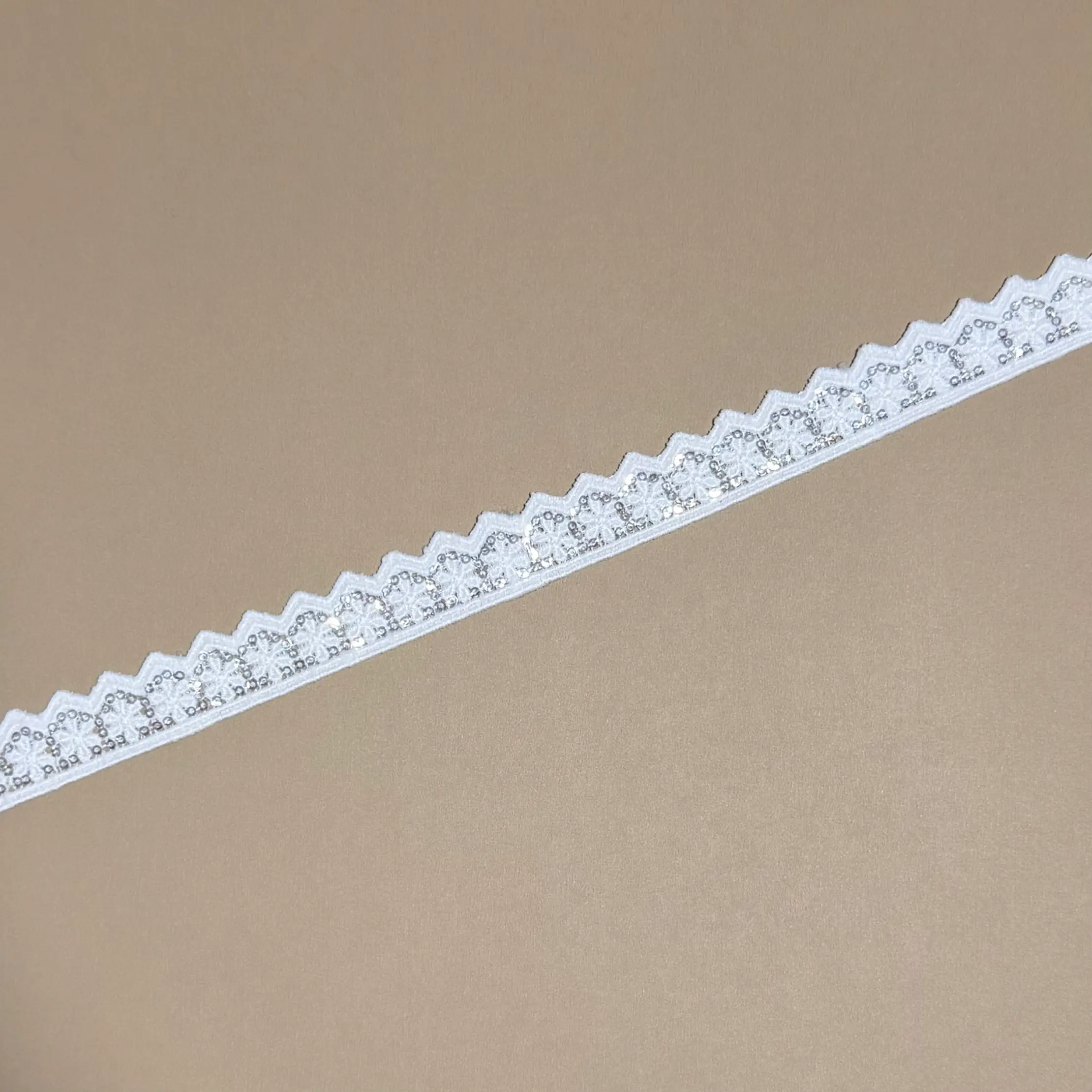 Floral Wavy Border Lock Lace