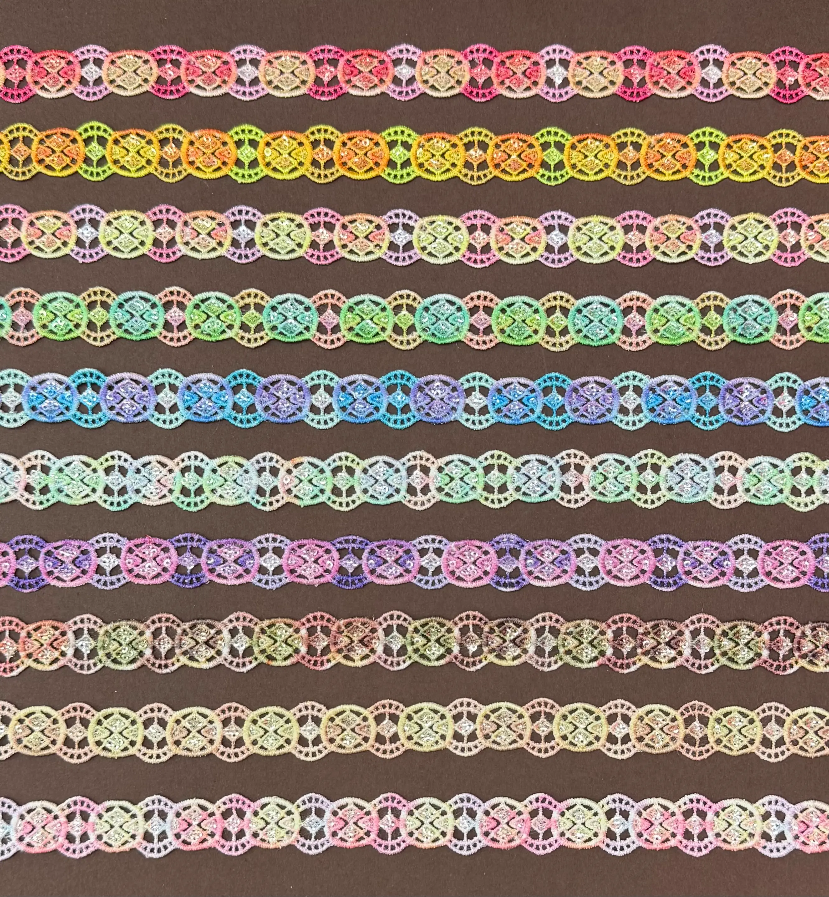 Gradient Interlocking Heart Circle Lace Trim